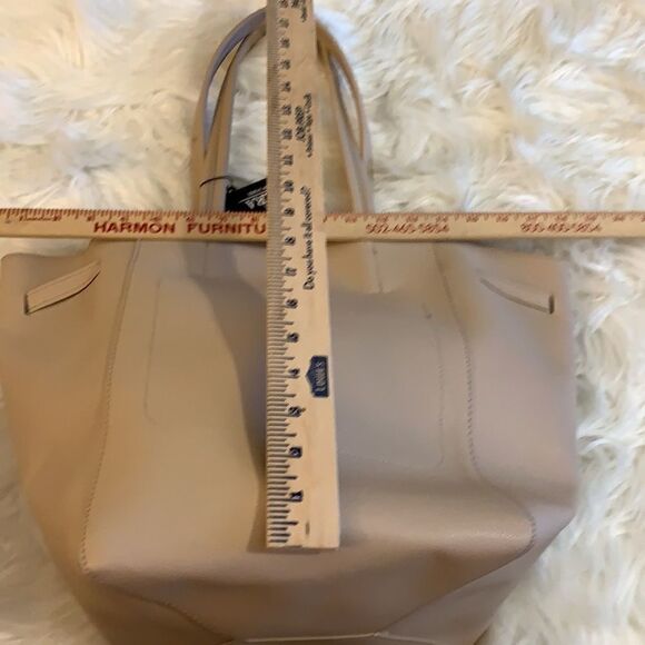 Vera New York Taupe bag/tote.  Snap closure with one inside side pocket - Picture 4 of 8